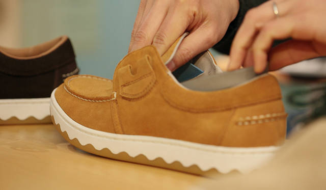 <strong>RFW｜アールエフダブリュー　デザイナー鹿子木 隆が語る、新生RFWのクリエイション</strong><br />エラスティックをタンの裏に隠して履くか、アッパーの上に出すかで、異なる表情を楽しめるのもうれしい。