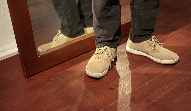 <strong>RFW｜アールエフダブリュー　デザイナー鹿子木 隆が語る、新生RFWのクリエイション</strong><br />「足型は人それぞれですし、履き心地もボトムスとのバランスも好みがありますから、絶対とは言えませんが、「モカ スエード」「コナ スエード」はもともとコンフォートタイプのゆったりとしたつくりになっていますし、見た目にボリュームもありますから、ジャストサイズで履かれることをお薦めします。「サンドウィッチ」「ベーグル」は、1cmくらい余裕をもってもいいかもしれません」