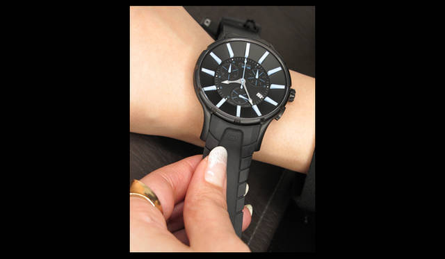 <strong>N.O.A｜ノア</strong>　クロノグラフだが、プッシュピースが目立たない。その上ケース径の割に細いストラップとスリムなラグのおかげで、無骨さと無縁の印象だ。