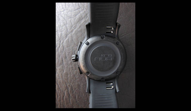 <strong>N.O.A｜ノア</strong>　裏側からだとクロノグラフのプッシュピースがよく見える。裏蓋はネジ留め式。