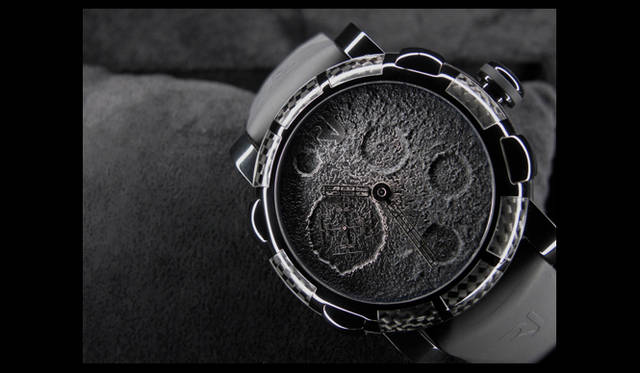 <strong>ROMAIN JEROME｜ロマン・ジェローム</strong>　『ムーンDNAコレクション』のムーン・ダストシリーズ。月のクレーターをイメージした文字盤にはムーン・ダスト、ベゼルにはアポロ11号のスチール部品が素材の一部として使用されている。
