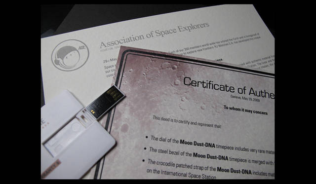 <strong>ROMAIN JEROME｜ロマン・ジェローム</strong>　素材の証明書とUSBメモリに取り扱い説明書などが入った時計の保証書。