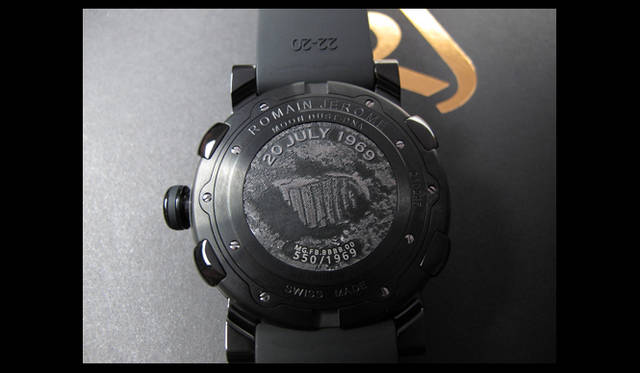 <strong>ROMAIN JEROME｜ロマン・ジェローム</strong>　エッチングのモチーフは月面の足跡。それぞれの時計にはシリアルナンバーが入る。