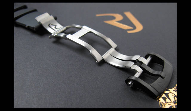 <strong>ROMAIN JEROME｜ロマン・ジェローム</strong>　フォールディングクラスプには普通の美錠がついている。