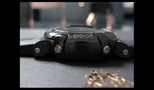 <strong>ROMAIN JEROME｜ロマン・ジェローム</strong>　星をかたどったパーツはビス。専用ドライバーが必要だ。