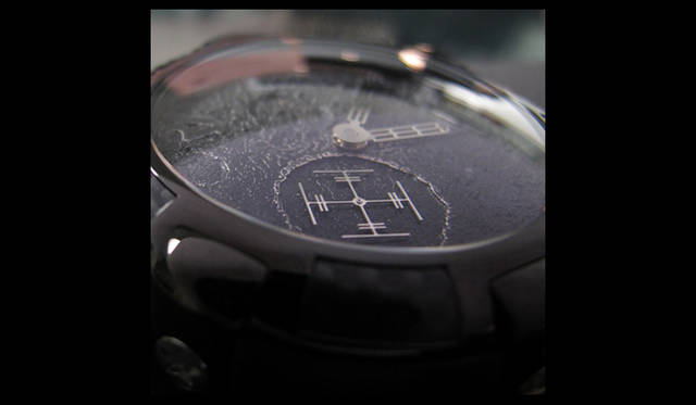 <strong>ROMAIN JEROME｜ロマン・ジェローム</strong>　秒針はランディングターゲット（着地目標）、時針・分針は宇宙船のソーラーパネルがモチーフになっている。