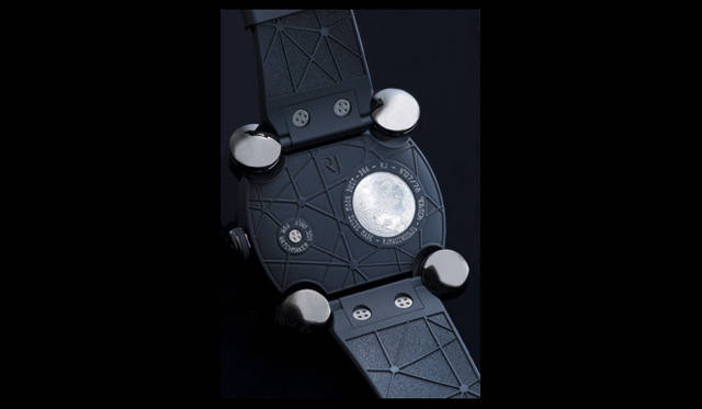 <strong>ROMAIN JEROME｜ロマン・ジェローム</strong>　裏蓋についたメダルにアポロ11号のパーツが使用されている。「ムーン・インベーダー　スピードメタル・オートマティック」　126万円