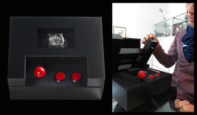 <strong>ROMAIN JEROME｜ロマン・ジェローム</strong>　ボックスはゲーム機を模しており、右端のボタンを押すと上面がガラス張りの蓋のロックが外れる。その他は単なる飾り。