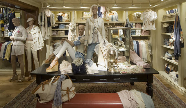 <strong>RUGBY RALPH LAUREN｜ラグビー ラルフ ローレン</strong>　ホワイトを基調とした内装のウイメンズは、品の良さが際立つ。