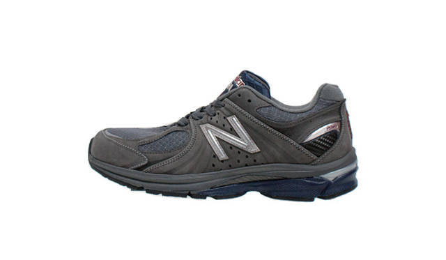 <strong>new balance│ニューバランス</strong> サイドのNマークは細身に。