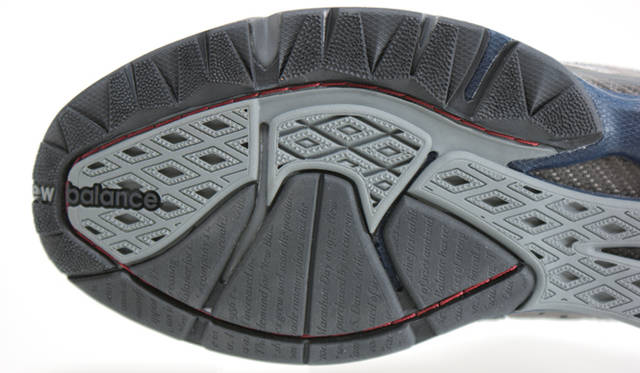 <strong>new balance│ニューバランス</strong> アウトソールにはニューバランス社の歴史が文字で刻まれている。