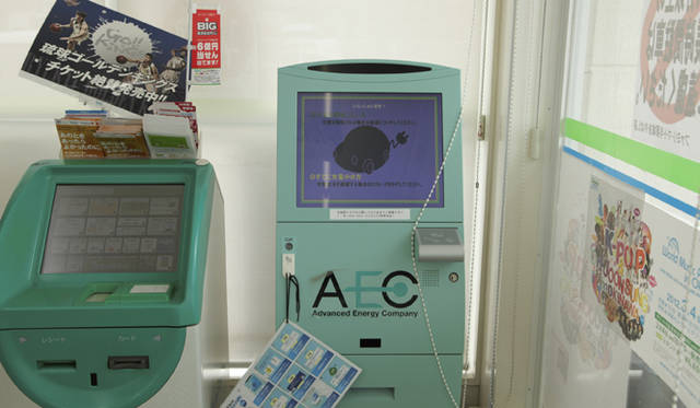 <strong>NISSAN LEAF｜日産 リーフ</strong>　写真は急速充電施設気利用者用の認証端末。コンビニの店内に設置されており、待ち時間で自然と買い物してしまう。
