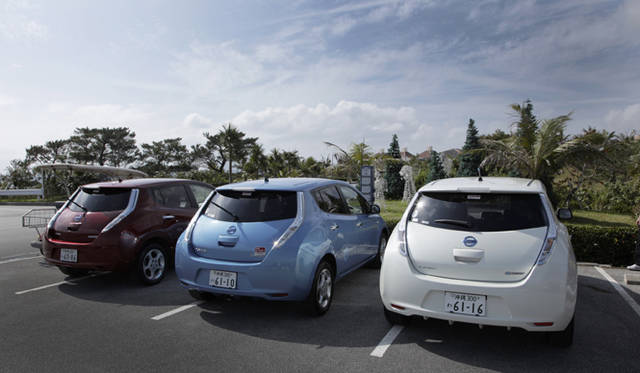 <strong>NISSAN LEAF｜日産 リーフ</strong>　カヌチャベイリゾートの駐車場。普通充電器が16口備えられている。ホテルに着いたらなにわともあれ充電スタート！