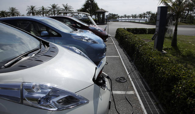 <strong>NISSAN LEAF｜日産 リーフ</strong>　カヌチャベイリゾートの駐車場。普通充電器が16口備えられている。ホテルに着いたらなにわともあれ充電スタート！