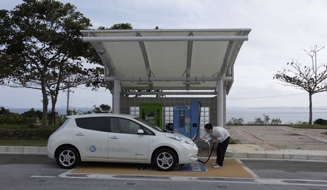 <strong>NISSAN LEAF｜日産 リーフ</strong>　沖縄自動車道伊芸SAの急速充電施設。2台分が設置され、順番待ち車両用の待機スペースも備わる。