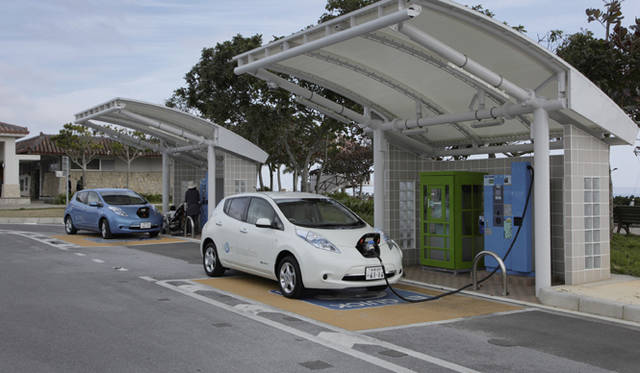 <strong>NISSAN LEAF｜日産 リーフ</strong>　沖縄自動車道伊芸SAの急速充電施設。2台分が設置され、順番待ち車両用の待機スペースも備わる。