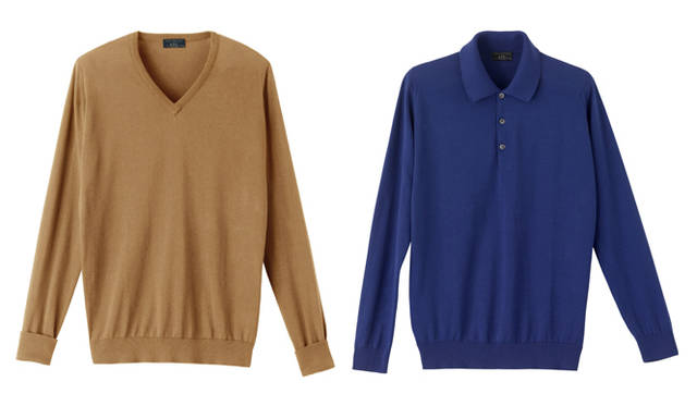 <strong>A.P.C. × JOHN SMEDLEY</strong>　左／上品さが際立ったキャメルカラーのVネック。2万3100円  　右／鮮烈なロイヤルブルーのポロニットは、ネイビーパンツやリジッドデニムと合わせ、品良くコーディネイトされたし。2万4150円