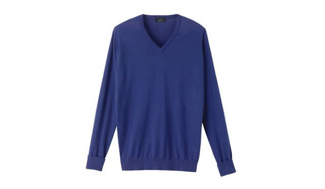 <strong>A.P.C. × JOHN SMEDLEY</strong>　ホワイトのブロードシャツと合わせて、爽やかに、サラッと着こなしたいロイヤルブルーのVネック。2万3100円