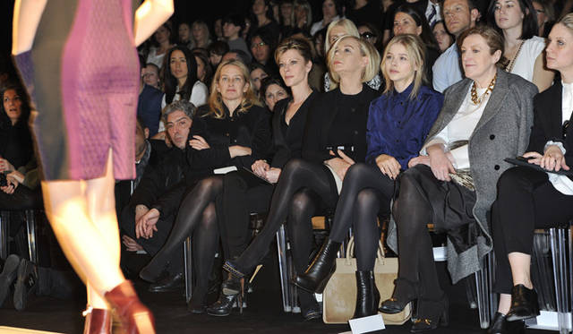 <strong>MaxMara│マックスマーラ</strong>　SPORTMAX（スポーツマックス）2012-13年秋冬ファッションショーに出席したクロエ・グレース・モレッツ。　©Alessia Gammarota / Imaxtree.com