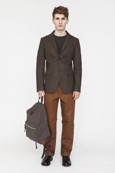 <strong>MARGARET HOWELL｜マーガレット・ハウエル</strong>　2012AWシーズンは引きつづき、アーカイブからインスピレーションを得たものに。グレーのバリエーションにカーキやオリーブ、グレーをベースとし、さし色のラスト(ボルドー系の色名)がポイントとなっている。アイテムはシャツブレザーをはじめとするジャケットや、ハンティングコートのアーカイブよりインスパイアされたレインコートなどがキーに。ツイードやウールリネン、コットンリネンといった素材で深みのあるテクスチャーを表現したという。またAWのコレクションに欠かせないニットは、カシミアやハンドニットなど、さりげなくリッチな素材使いで、上質さが際立つ。