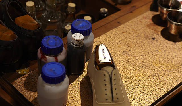 <strong>MAGNANNI│マグナーニ</strong> 目の前で色入れをおこなう。