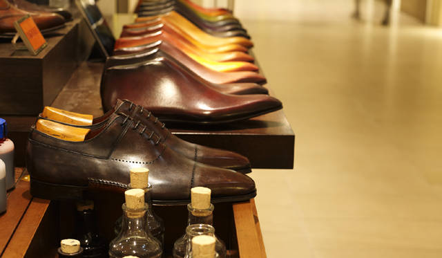 <strong>MAGNANNI│マグナーニ</strong> 10数色から色を選んでオーダーができる。