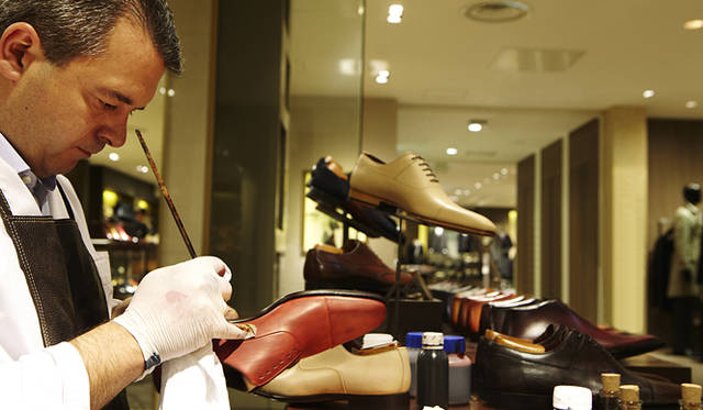 <strong>MAGNANNI│マグナーニ</strong> 約2時間半を掛けて革へ色入れを施す。