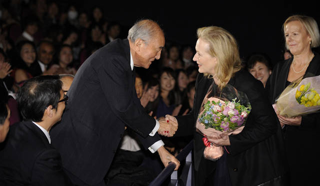 <strong>MOVIE｜メリル・ストリープ、アカデミー賞主演女優賞受賞！ 　『マーガレット・サッチャー 鉄の女の涙』</strong><br />マーガレット・サッチャー就任当時、首相として活躍し、サッチャー本人との交流も深い中曽根康弘氏が本作を鑑賞。「サッチャーさんとはサミットで5年間ご一緒していました。映画は“政治家としてこうあるべきだ”と邁進する姿が映し出され、ご本人がよくあらわれていました。困難に遭遇した時の政治家はみなおなじです。サッチャーさんは愛情ある女性らしい面もあります。世界中の政治家にこうあるべきだと示す、いい作品です。感銘を受けました」と、本作について感想を述べた。