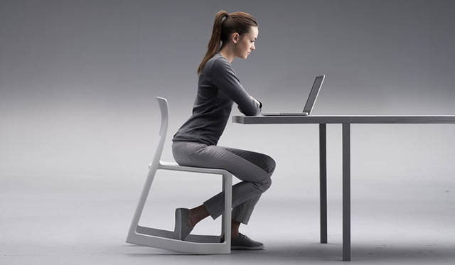 <strong>Vitra｜ヴィトラ</strong>　椅子2万7300円（Tip Ton／hhstyle.com 青山本店）