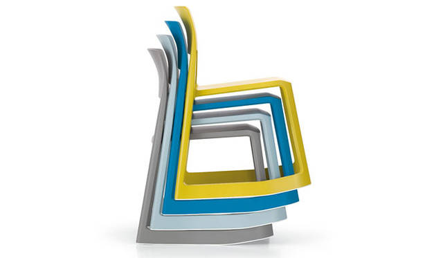 <strong>Vitra｜ヴィトラ</strong>　椅子2万7300円（Tip Ton／hhstyle.com 青山本店）