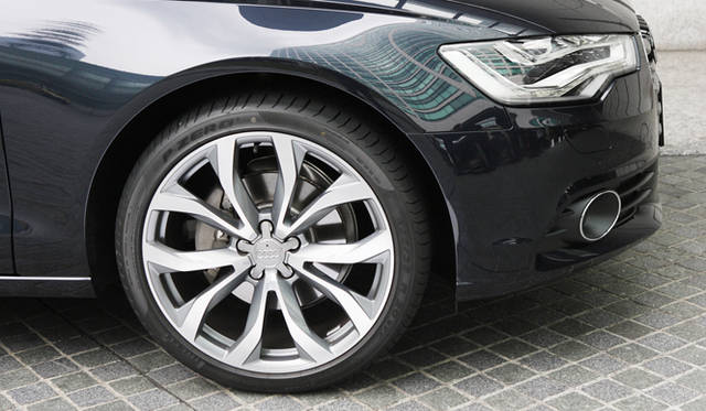 <strong>Audi  A6 Avant｜アウディA6アバント</strong>　