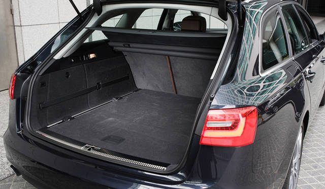 <strong>Audi  A6 Avant｜アウディA6アバント</strong>　