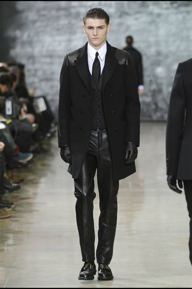 <strong>YVES SAINT LAURENT｜イヴ・サンローラン</strong>　