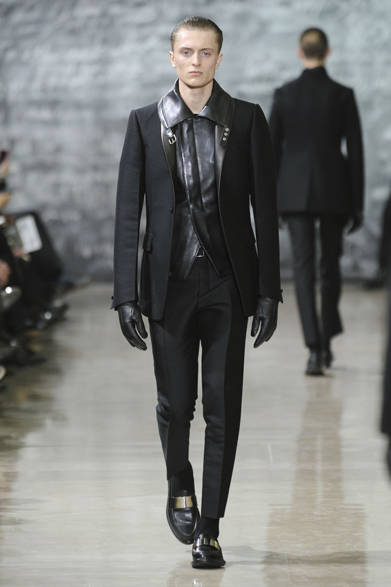 <strong>YVES SAINT LAURENT｜イヴ・サンローラン</strong>　