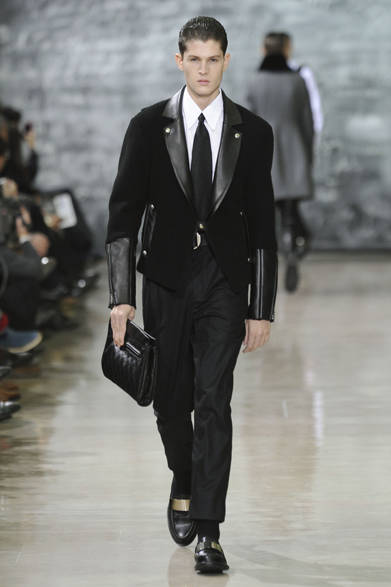 <strong>YVES SAINT LAURENT｜イヴ・サンローラン</strong>　