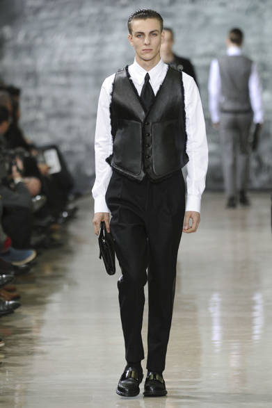 <strong>YVES SAINT LAURENT｜イヴ・サンローラン</strong>　