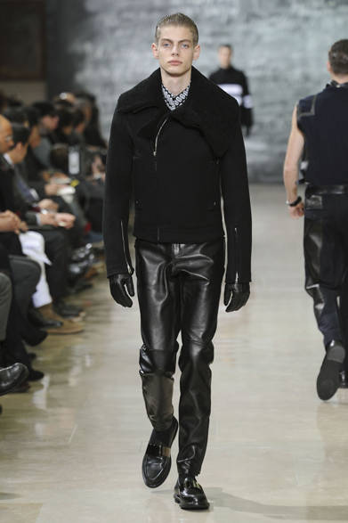 <strong>YVES SAINT LAURENT｜イヴ・サンローラン</strong>　