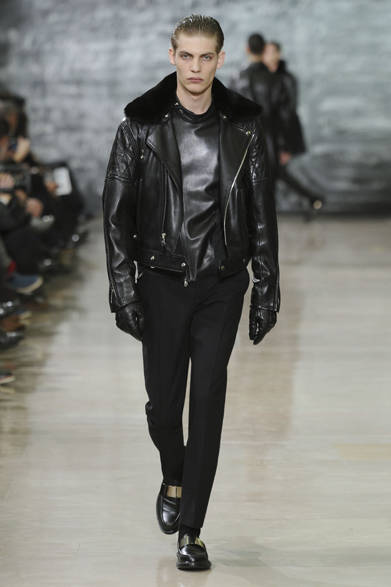 <strong>YVES SAINT LAURENT｜イヴ・サンローラン</strong>　