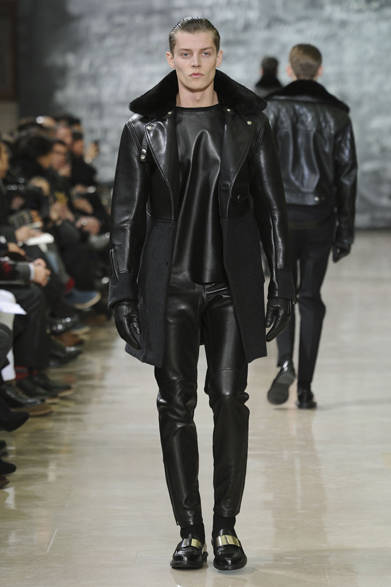 <strong>YVES SAINT LAURENT｜イヴ・サンローラン</strong>　