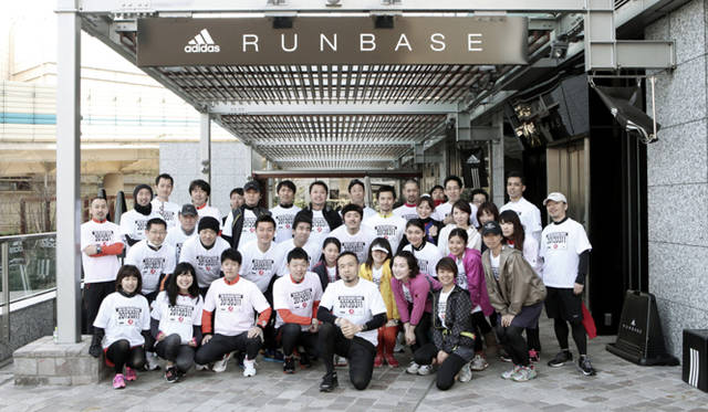 <strong>Run for Children Tohoku in adidas RUNBASE</strong><br />3月11日（日）、DJ 松浦俊夫さんの呼びかけのもと、東京・永田町にあるアディダスの運営するランニング施設『ランベース』にて開催されたチャリティランニングに集まった参加者の皆さんと記念撮影。