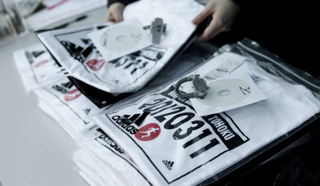 <strong>Run for Children Tohoku in adidas RUNBASE</strong><br />参加者には、この日のために松浦氏がデザインし、アディダスが制作した特製Tシャツが配られた。