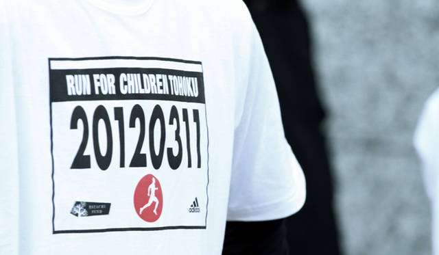 <strong>Run for Children Tohoku in adidas RUNBASE</strong><br />ゼッケンに見立てたデザイン、番号は“20120311”。“311”という文字を胸に、想いをひとつに走ろうというメッセージが込められている。