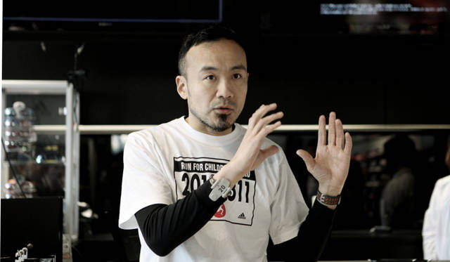 <strong>Run for Children Tohoku in adidas RUNBASE</strong><br />集まった参加者に向け、参加への感謝を述べるとともに、ときおり談話を交えつつ、東京マラソンの感想や、被災地への想いについて語った松浦さん。