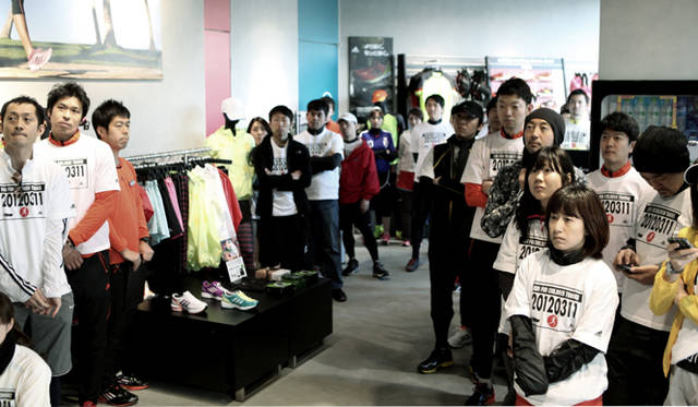 <strong>Run for Children Tohoku in adidas RUNBASE</strong><br />これまでに三度足を運んだ被災地での話も交え、松浦さんが想いを伝える。参加者全員が被災地への想いを共有できたのではないだろうか。