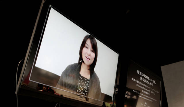 <strong>Run for Children Tohoku in adidas RUNBASE</strong><br />被災地での式典のため参加がかなわなかった、ハタチ基金代表 今村久美さんがビデオメッセージとともに、子どもたちの写真を届けてくれた。