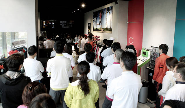 <strong>Run for Children Tohoku in adidas RUNBASE</strong><br />「復興というにはほど遠い」という今村さんの言葉ひとつひとつに静かに耳を傾ける参加者。それぞれに想いを巡らせたことだろう。