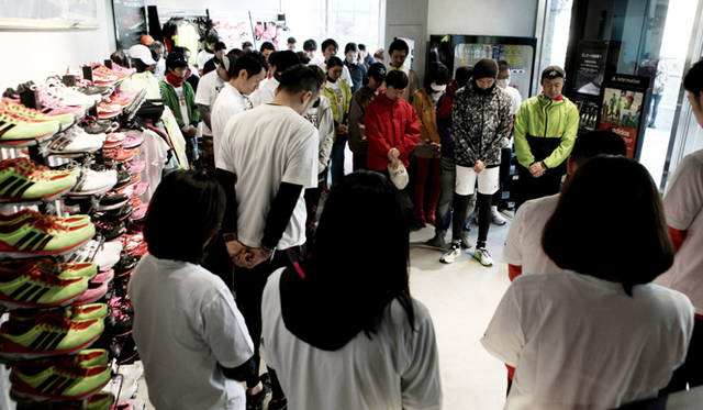 <strong>Run for Children Tohoku in adidas RUNBASE</strong><br />3月11日14時46分、地震発生時間に全員で黙祷を捧げた。