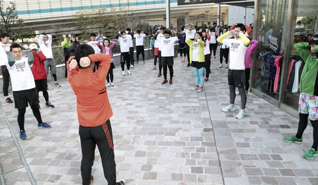 <strong>Run for Children Tohoku in adidas RUNBASE</strong><br />いよいよ皇居ランへ！　その前に『アディダス ランベース』スタッフの指導のもと、入念にストレッチをおこなう。