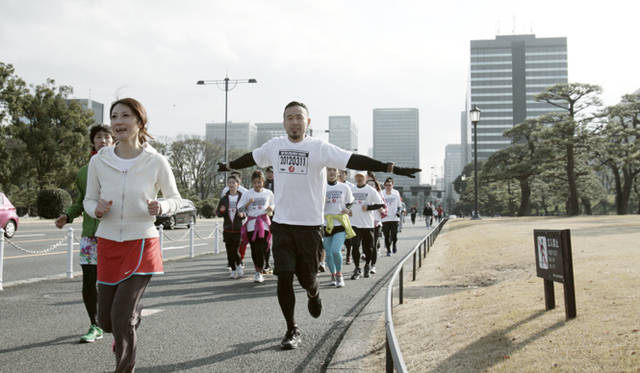 <strong>Run for Children Tohoku in adidas RUNBASE</strong><br />厚い雲間から差す光に優しく照らされたこの日の東京は暖かく、絶好のラン日和！　カメラに気づいた松浦さんも、思わずおどけてみせる（笑）。