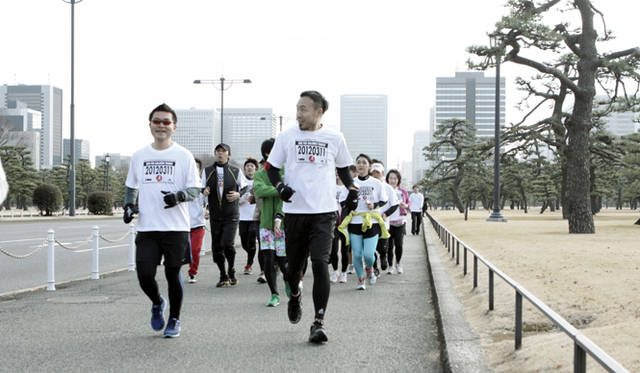 <strong>Run for Children Tohoku in adidas RUNBASE</strong><br />ランニング中は参加者同士声をかけあい、おしゃべりしたり、写真を撮ったりと、笑顔が溢れた。